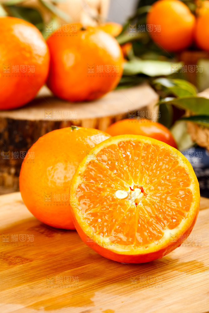 木板上摆放着广西沃柑