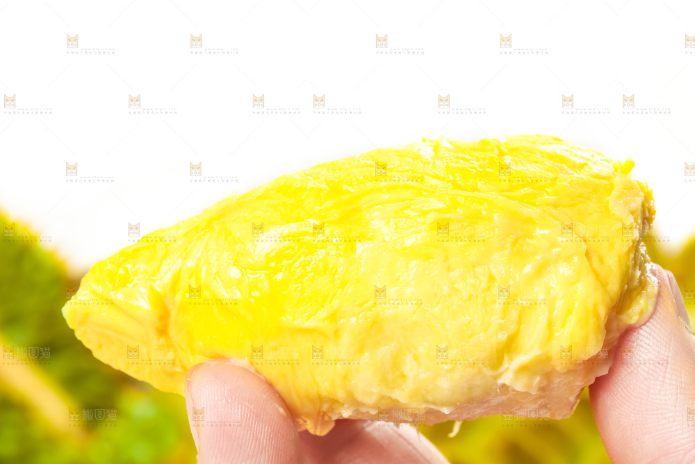 手里拿着榴莲果肉