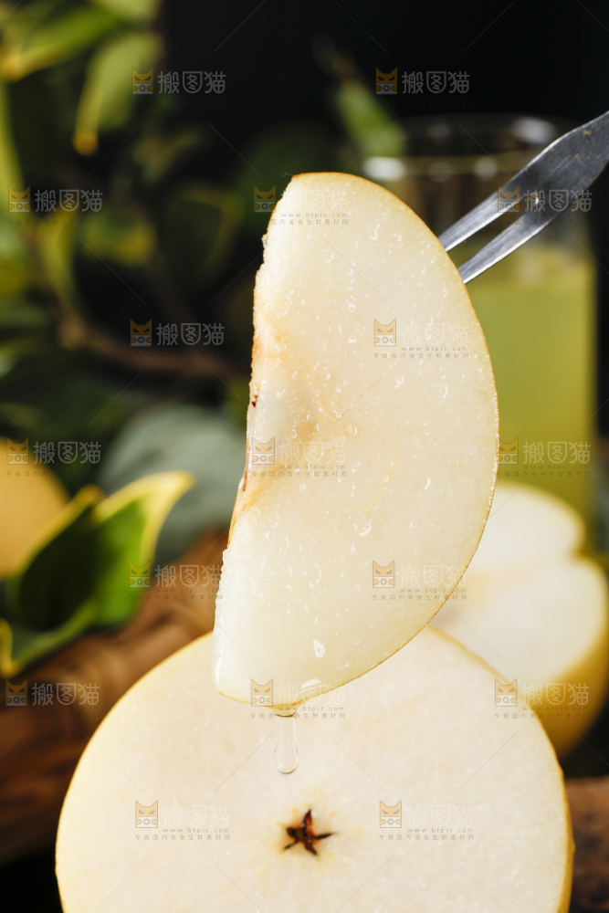 叉子上叉着梨子果肉