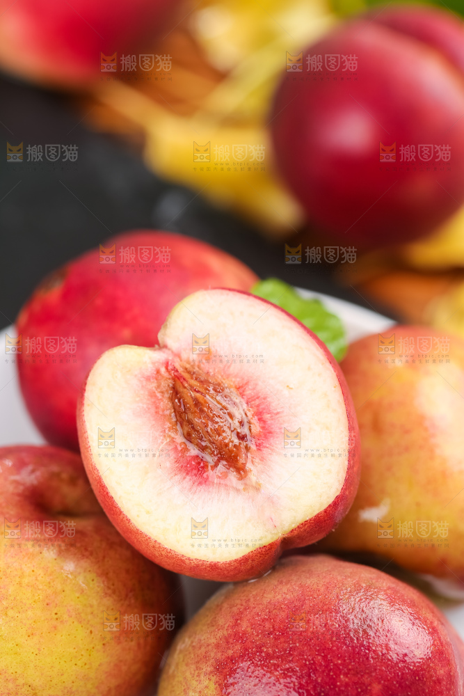 黑石板上的沂蒙冬桃