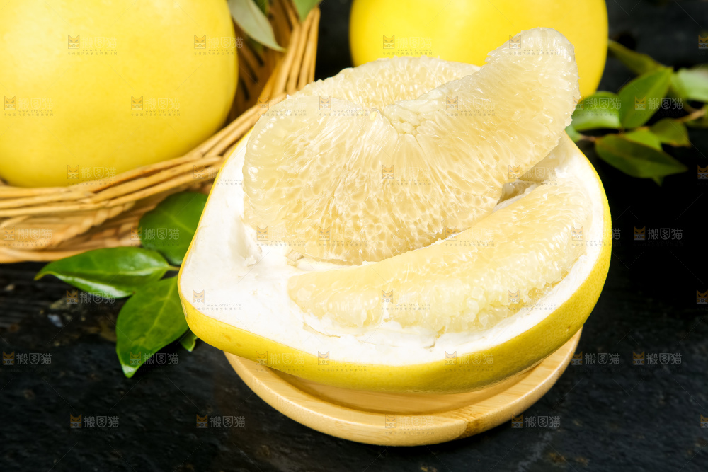 黑石板上的白心柚子