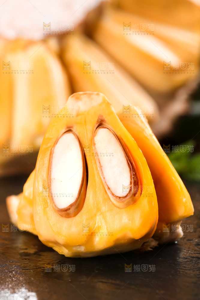 石板上放着红心菠萝蜜