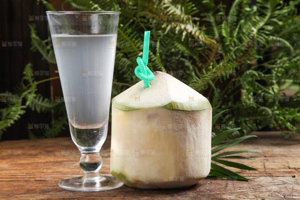 杯子里装着椰子汁