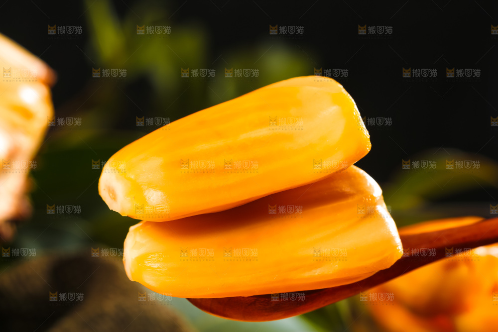 勺子上的菠萝蜜果肉