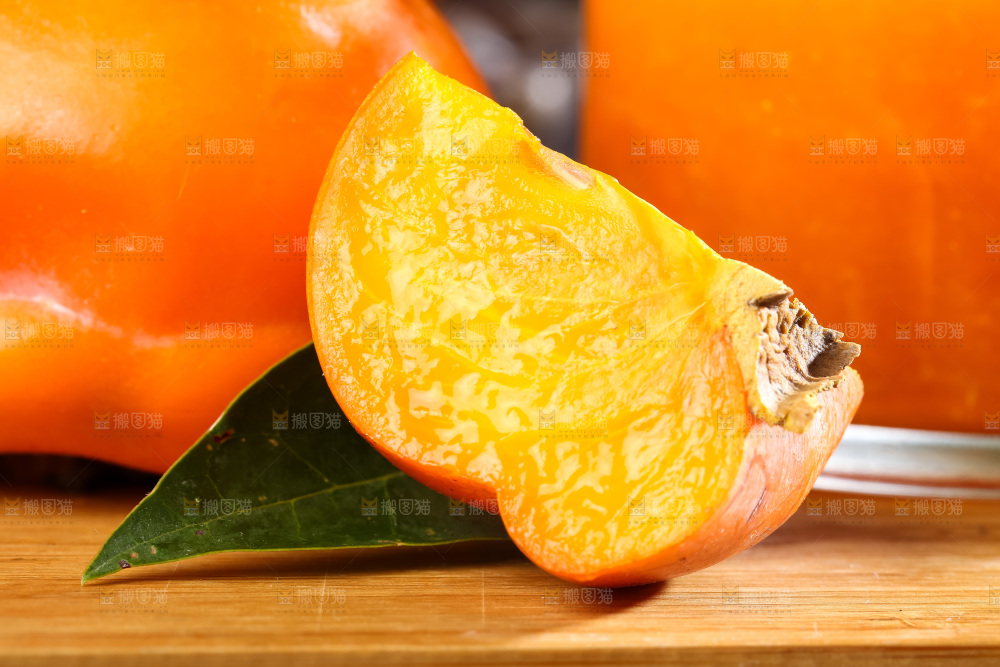 木板上的黄柿子