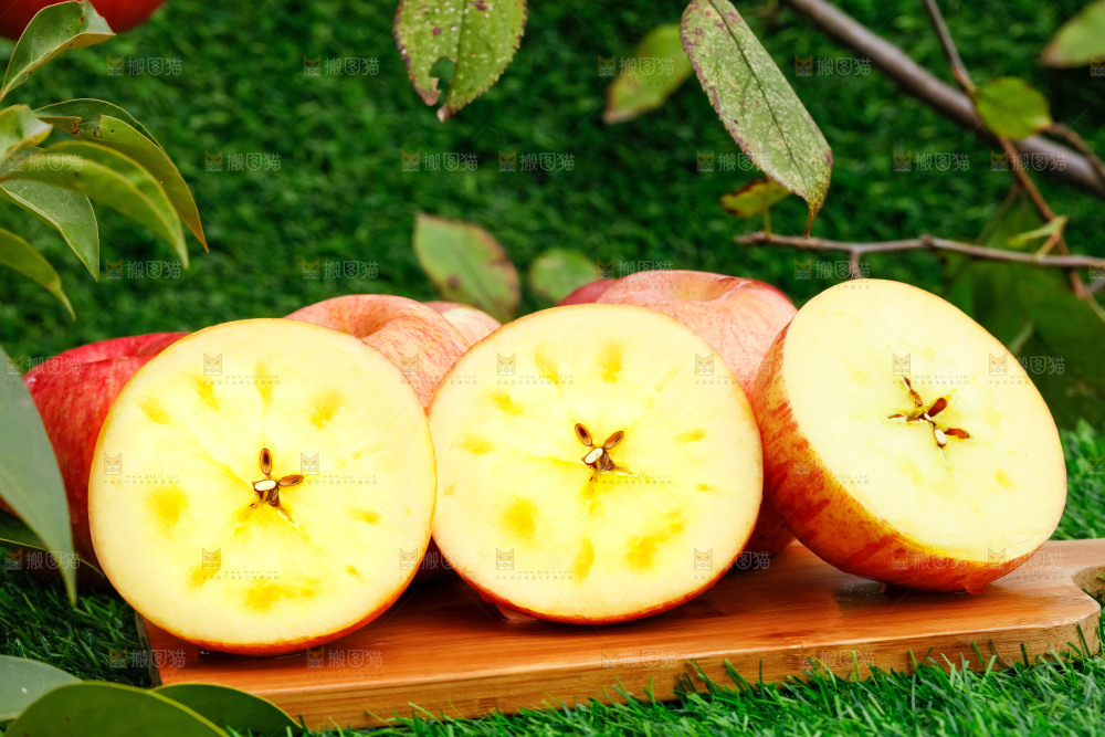 木板上的新疆糖心苹果