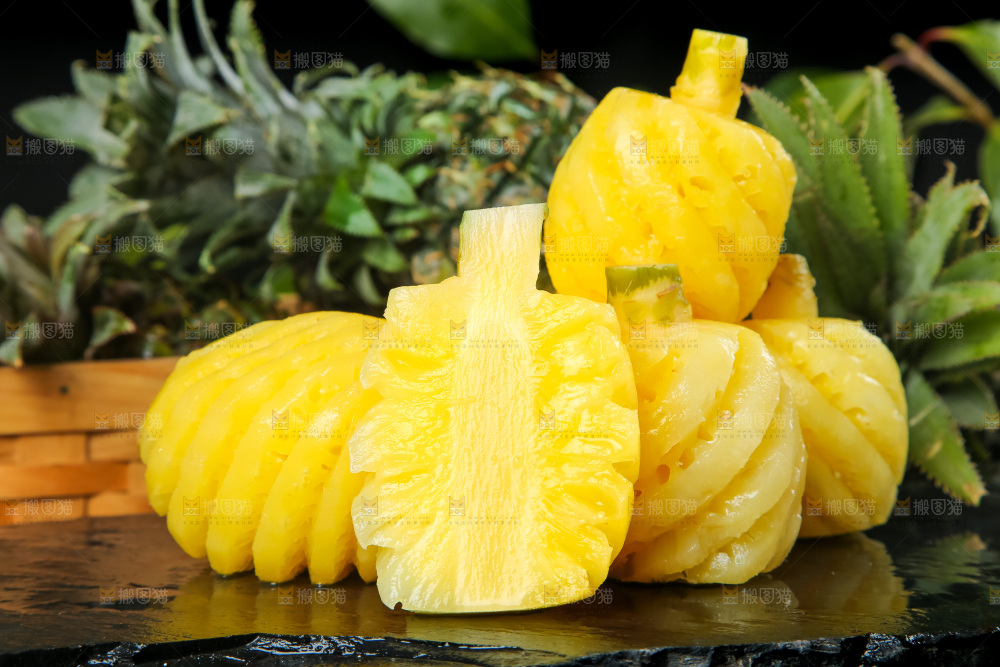 石板上放着泰国去皮小菠萝