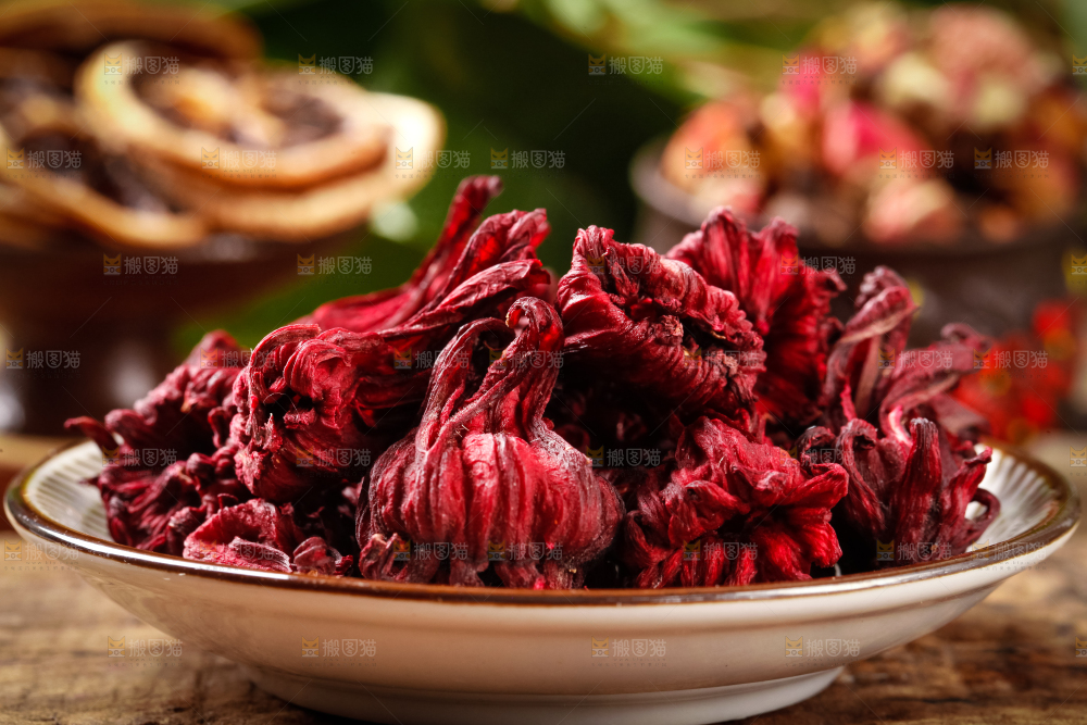 碟子里装着洛神花