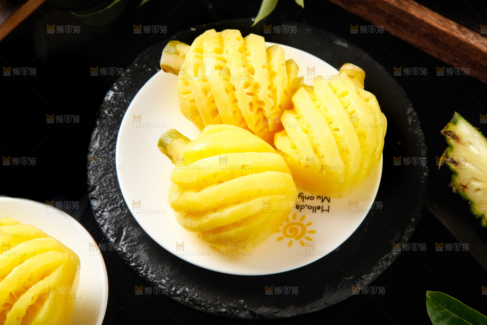 盘子里的新鲜小菠萝