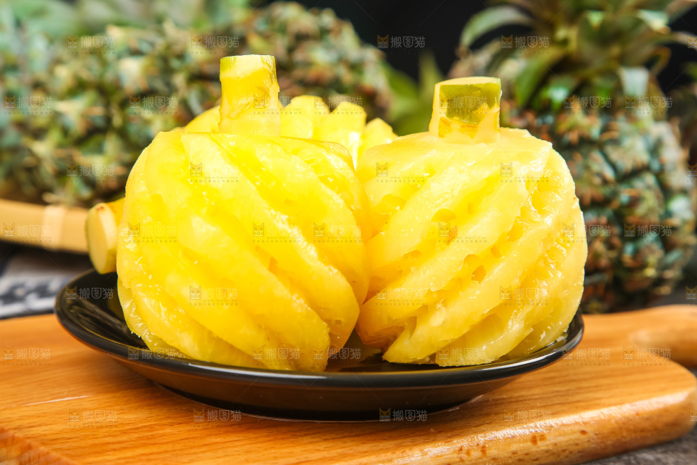 碟子里装着泰国削皮小菠萝
