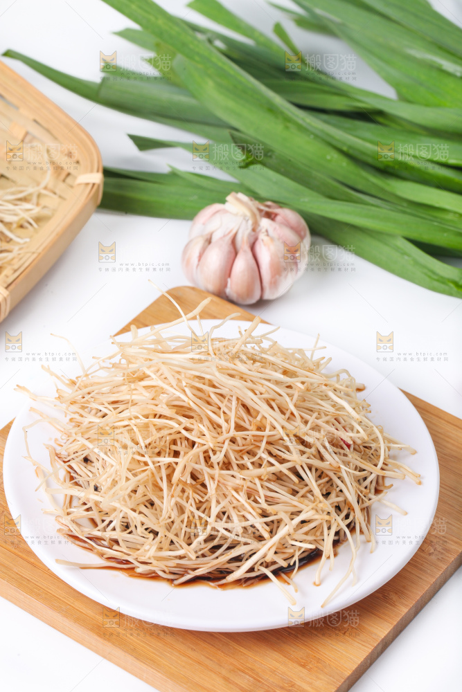 盘子里的凉拌大蒜须