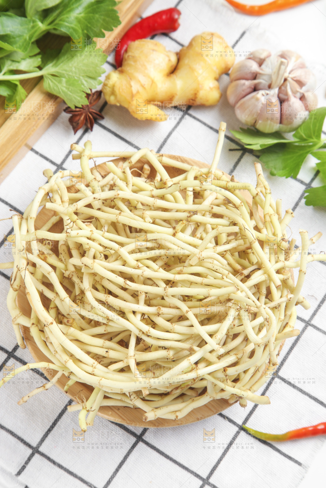 篮子里装着鱼腥草