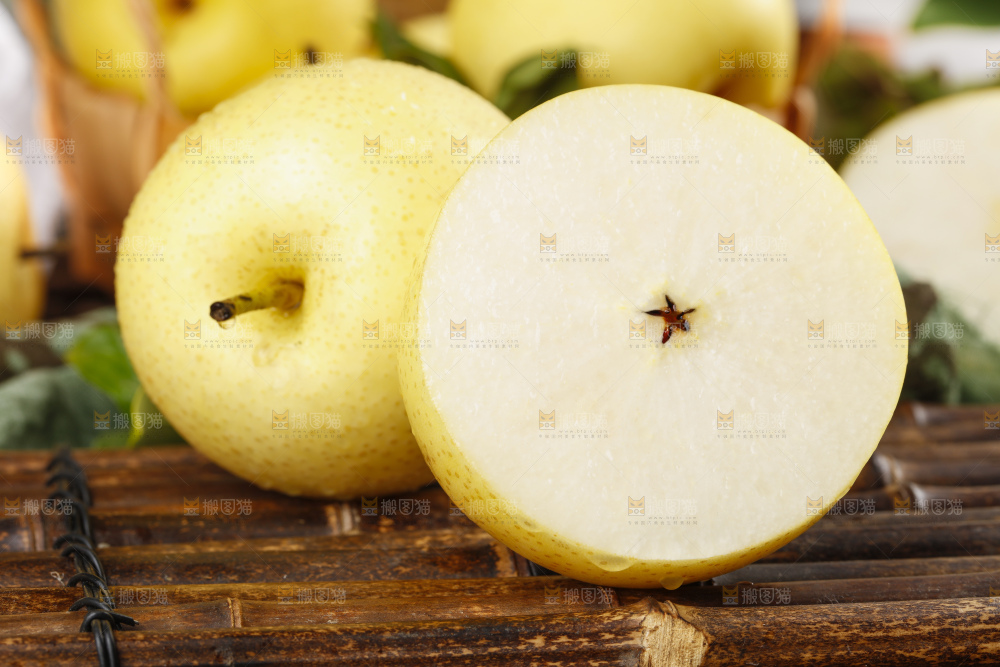 竹底上放着河北皇冠梨