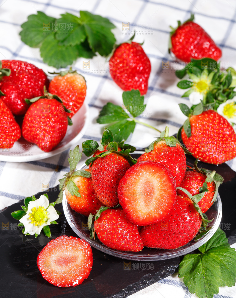 黑石板上的丹东草莓