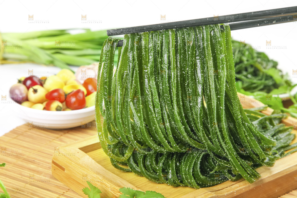 筷子上夹着海带