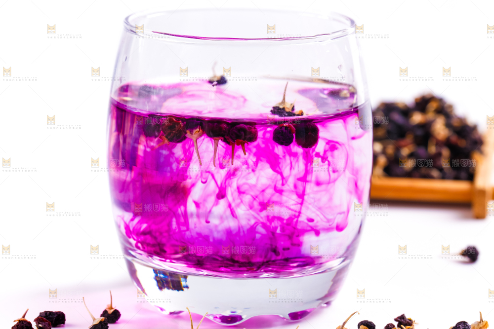 杯子里装着黑枸杞茶