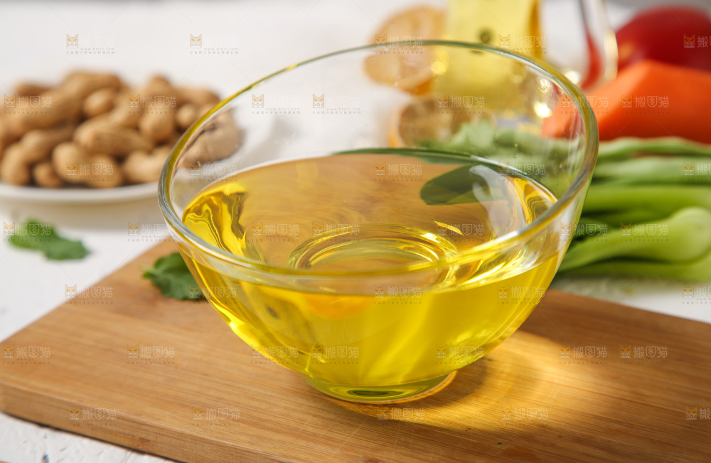 碗里装着食用油