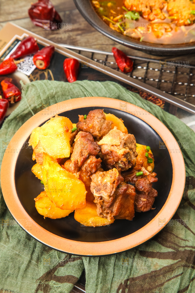 盘子里装着土豆烧肉