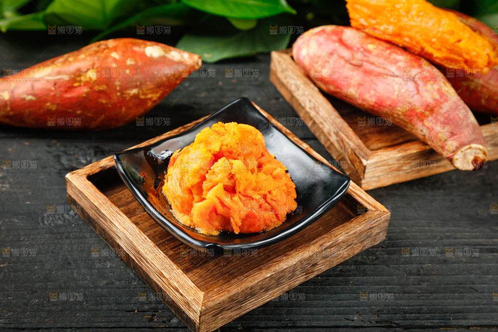 碟子里装着蜜薯