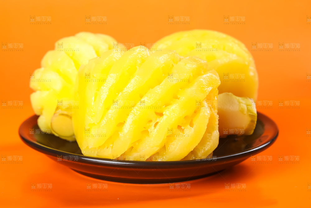 盘子里装着泰国小菠萝