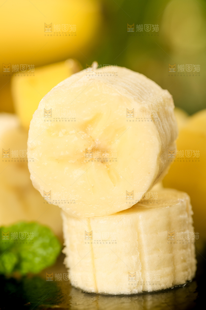 黑石板上放着高山甜香蕉