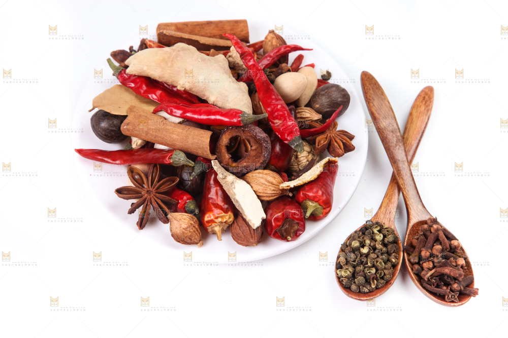 白底上放着香料组合