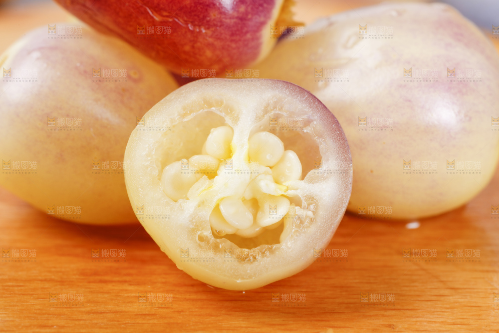 木板上的五彩椒