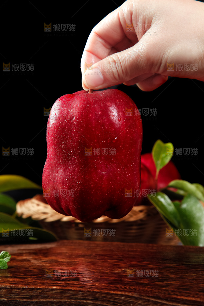 手里拿着新鲜花牛苹果