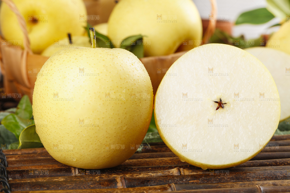 竹底上放着河北皇冠梨