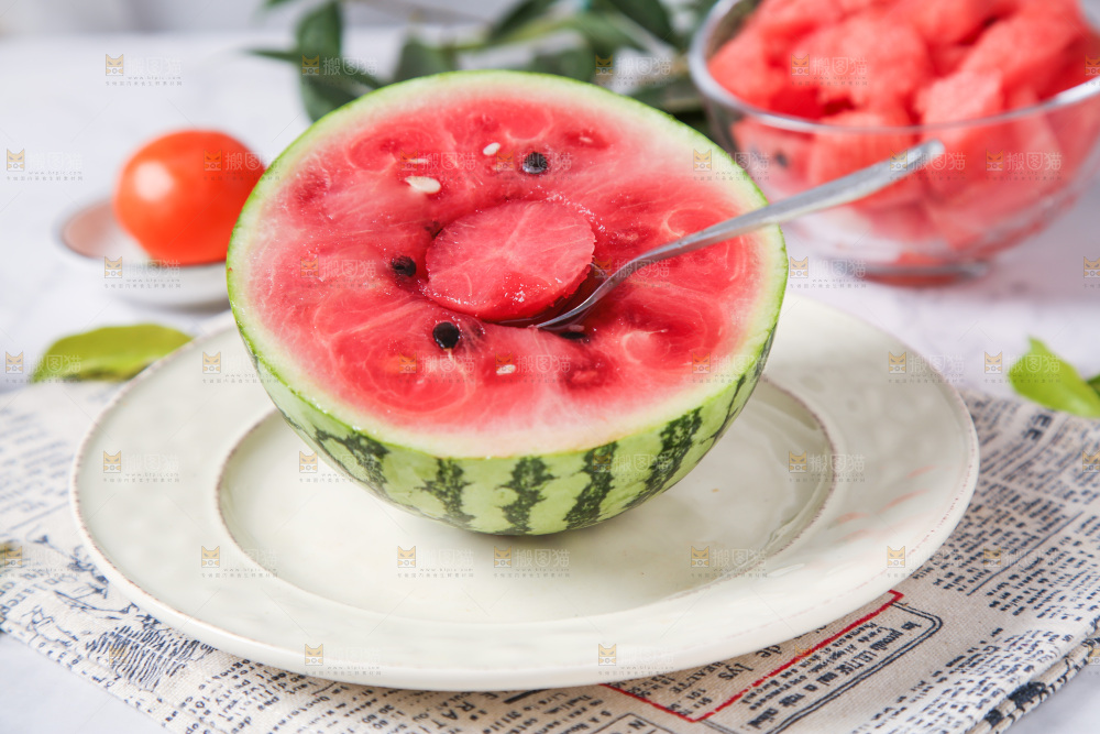 盘子里装着冰糖西瓜