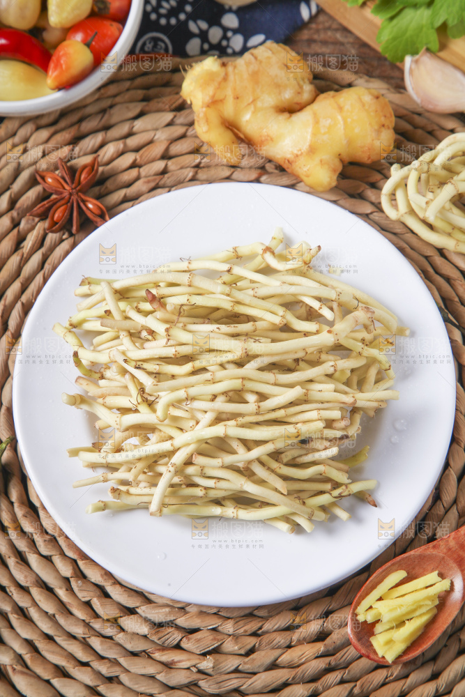 盘子里装着鱼腥草