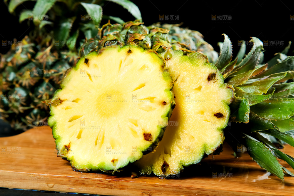 木底上的泰国小菠萝