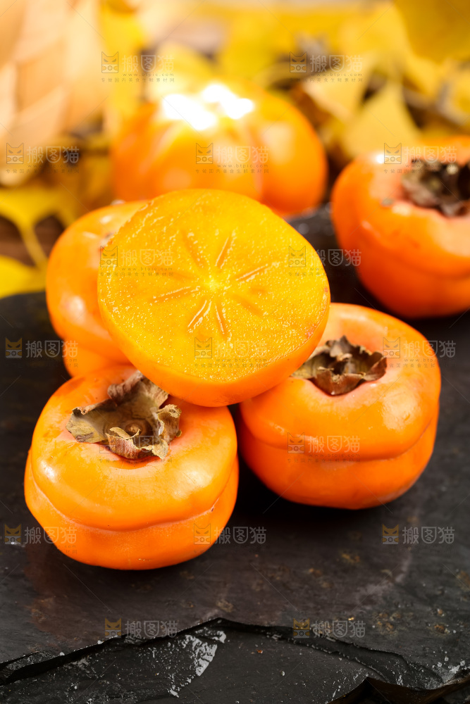 黑石板上放着易县磨盘柿