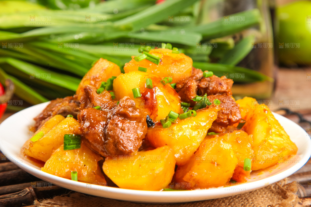盘子里装着土豆烧肉