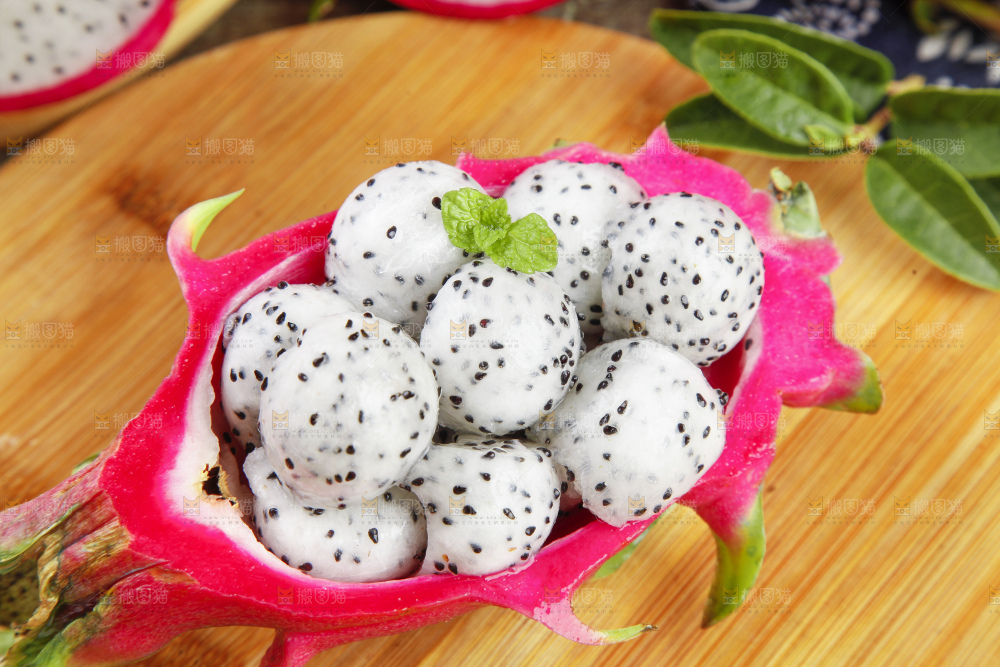 木板上的越南白心火龙果