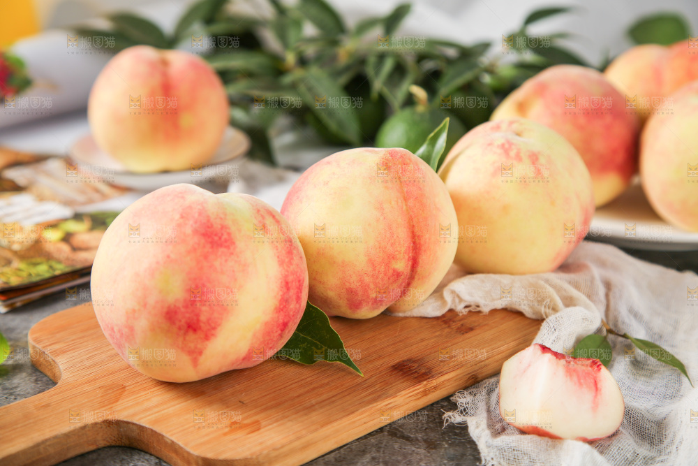 木板上放着一盘毛桃