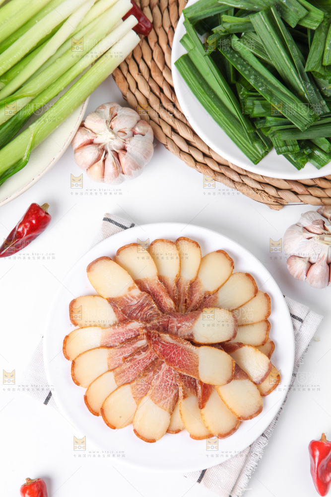 盘子里装着腊肉