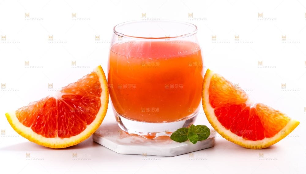 杯子里装着橙子汁