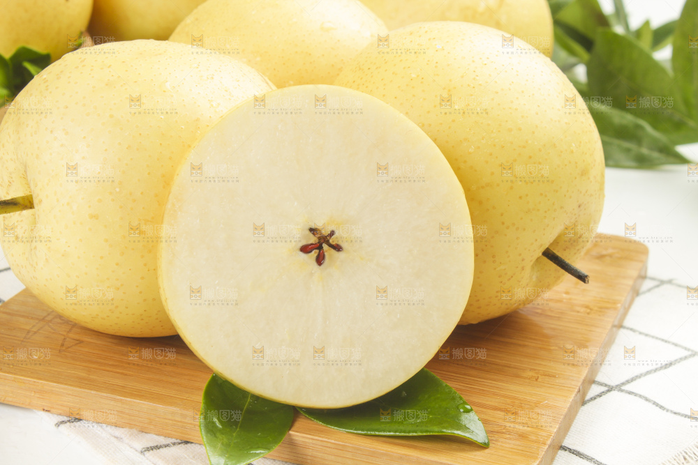 木板上摆放着新鲜梨子