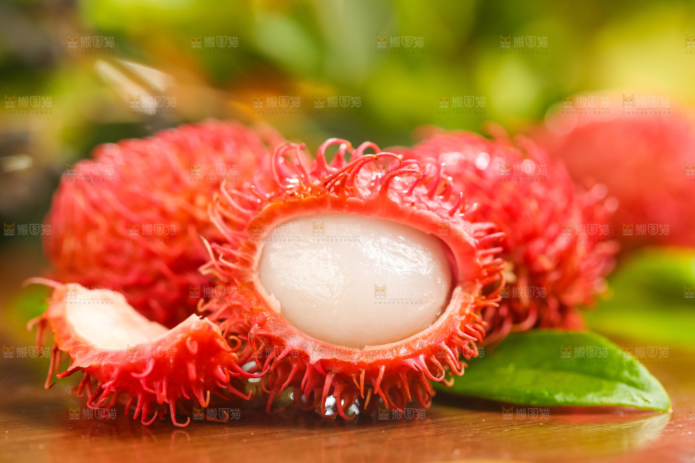 木板上的海南红毛丹