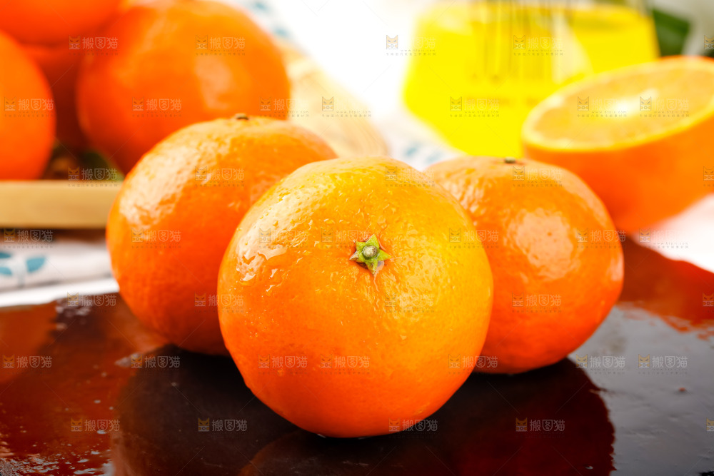 黑石板上的橘柑