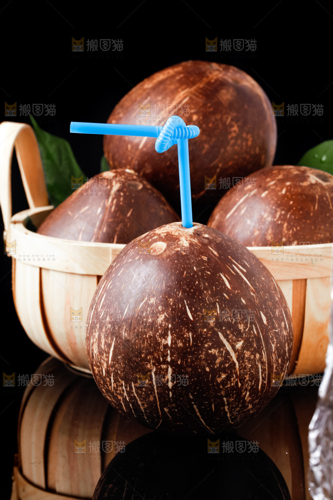 黑底上放着海南椰皇
