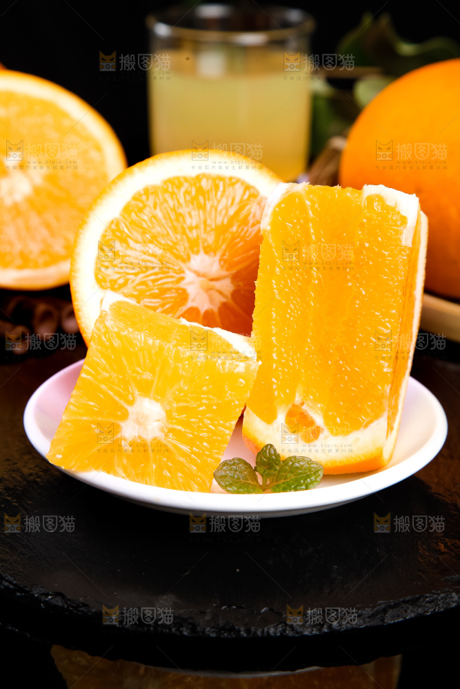 盘子里装着橙子果肉
