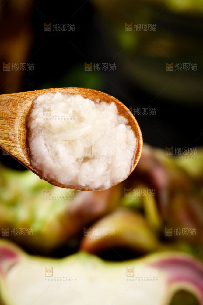 勺子里的菱角果肉