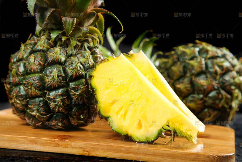 木底上的泰国小菠萝