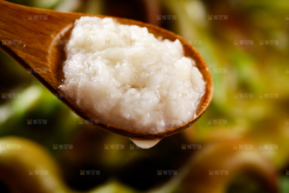 勺子里的菱角果肉