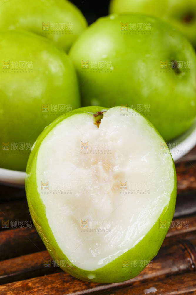 竹底上摆放着台湾牛奶大青枣