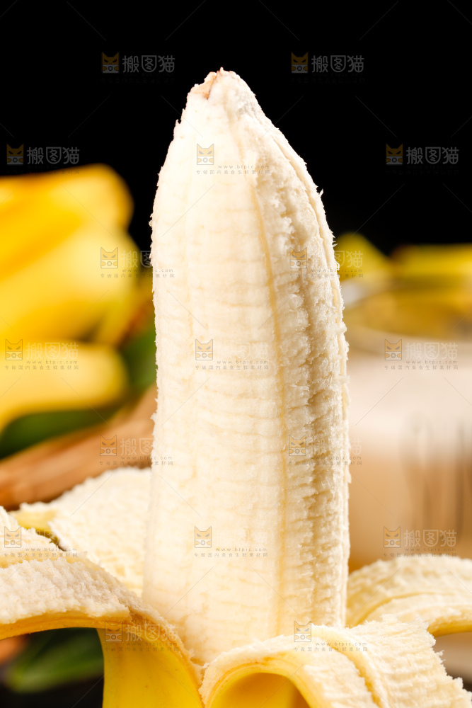 手里拿着新鲜香蕉
