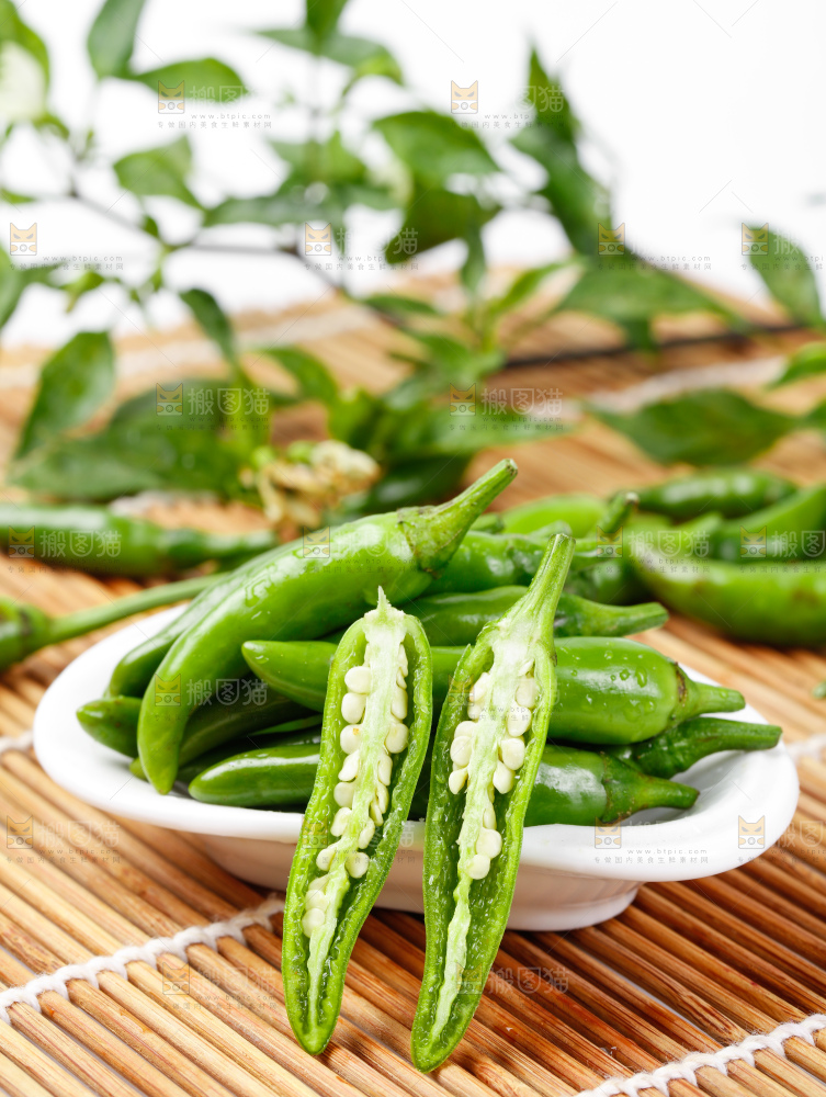 竹底上摆放着青米椒