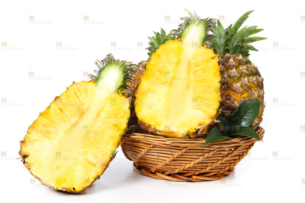 篮子里装着香水菠萝